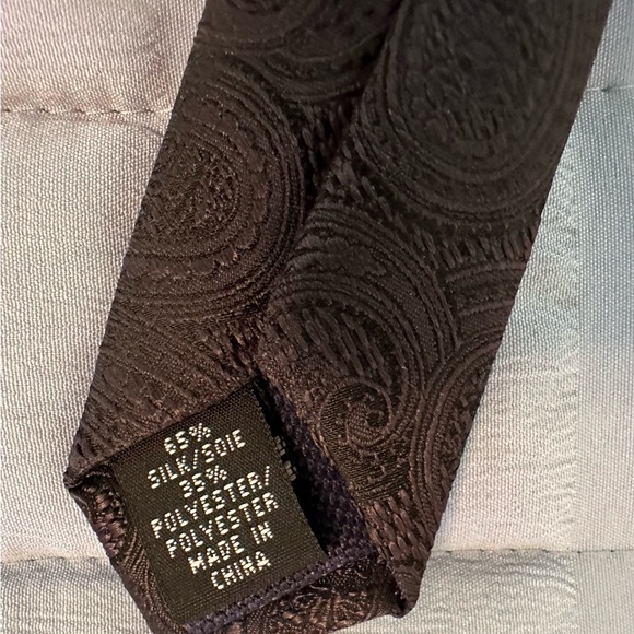 Michael Kors Brown Paisley Silk & Poly Mens Tie. This is a amazing must see tie! - Picture 6 of 10